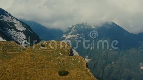 高质量的电影4k12位镜头意大利乡村风景优美的绿色森林上空飞行视频的预览图