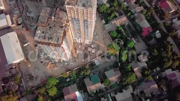 空中无人机射击大城市发展区域高层建筑建设日落时分上面的跨度视频的预览图