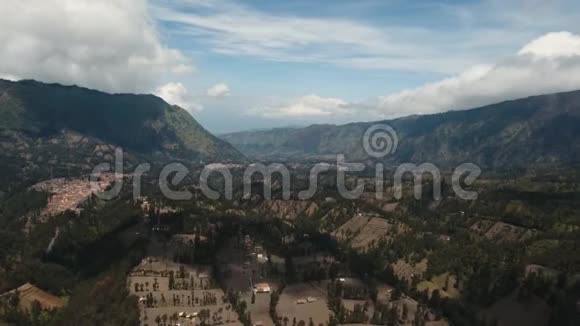 山景与山谷和村庄贾瓦岛印度尼西亚视频的预览图