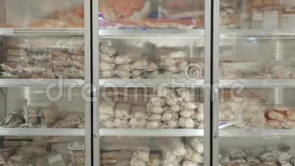 布鲁内特从冰箱里挑选冷冻面包女士在超市挑选面包视频的预览图