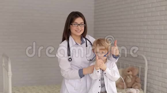 医生和儿童带吸入器面罩的肖像视频的预览图