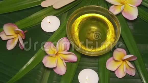 糖膏香瓜在美丽的背景上旋转的甘蔗脱毛套装花和棕榈视频的预览图