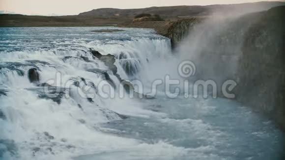 山和水的美丽景观观赏冰岛令人惊叹的古尔福斯瀑布视频的预览图