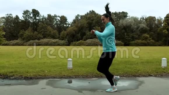 女性运动员使用手表健身智能手表视频的预览图