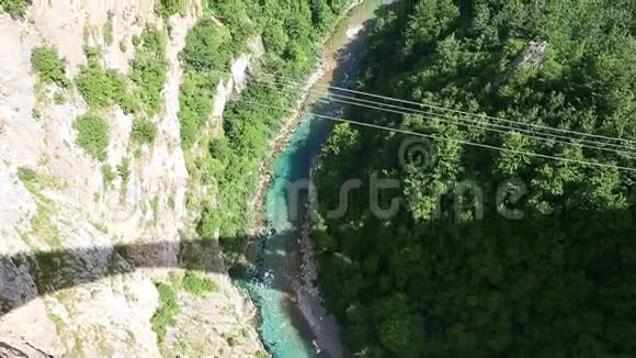 塔拉河黑山峡谷塔拉杜米特地区倾斜运动山河夏日空中鸟瞰视频的预览图