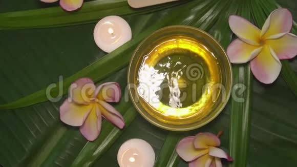 糖膏香瓜在美丽的背景上旋转的甘蔗脱毛套装花和棕榈视频的预览图