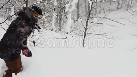 活跃的男子滑雪者骑在粉末上视频的预览图