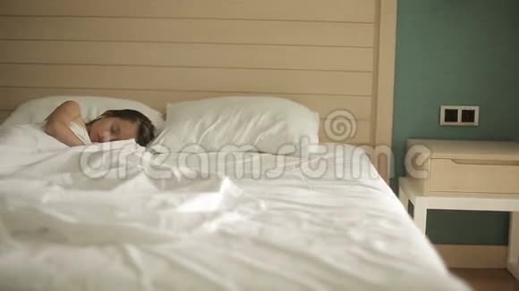 可爱的小女孩睡在床上多利向左右射视频的预览图