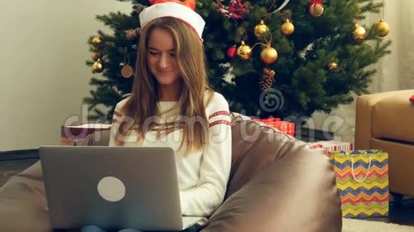 戴着圣诞帽的漂亮女孩给圣诞老人写信视频的预览图