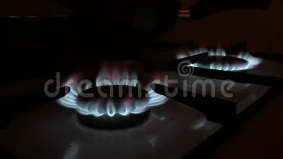 厨房煤气燃烧器在黑暗中视频的预览图
