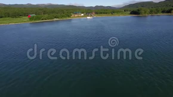 航空飞越一个美丽的湖泊视频的预览图