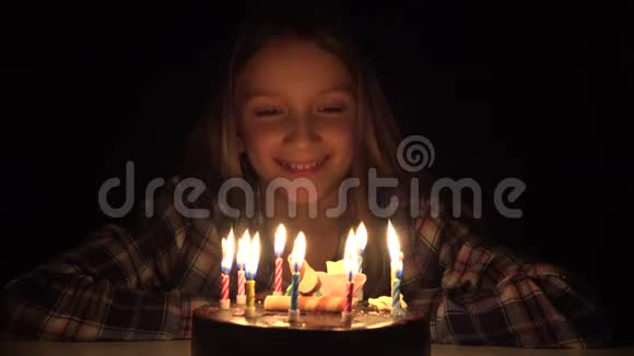 儿童生日派对在夜晚吹蜡烛在黑暗中用蛋糕庆祝视频的预览图