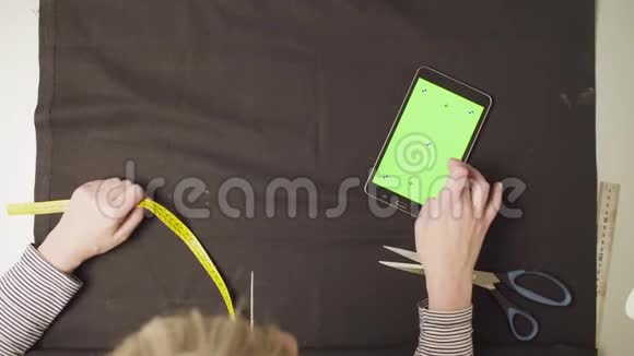 女性的手在布上粉笔视频的预览图