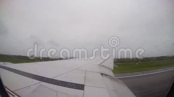 飞机起飞窗口视图视频的预览图