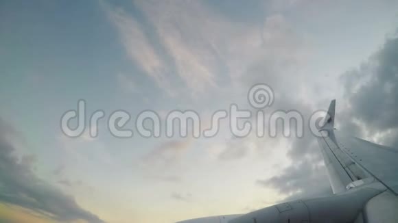 太阳升起时从飞机飞过云层的景色视频的预览图