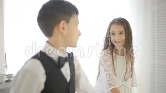 少年男孩送给女孩一份节日礼物牵手抱着一颗心视频的预览图