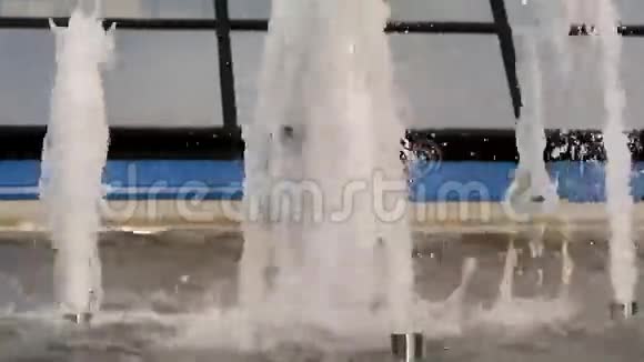 水滴溅在水面上关闭喷泉充满活力的水流水背景新宁视频的预览图