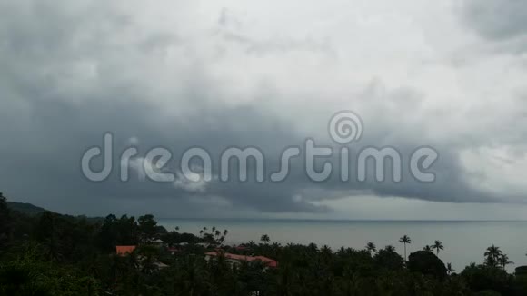 阴沉沉的天空碧绿色的海面上乌云密布海洋地平线上的飓风生动的空中延时视频的预览图