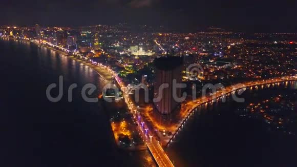 Flycam显示海洋湾大桥夜间摩天大楼视频的预览图