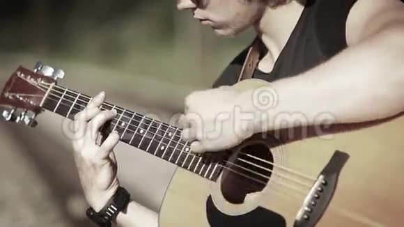 吉他手演奏和弦旋律的特写镜头视频的预览图