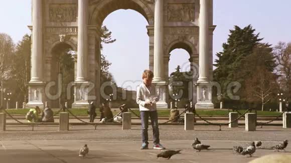 米兰圣皮奥尼的时尚男孩喂养鸽子视频的预览图