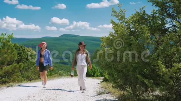 两个女朋友沿着小路走爬上了高山高原视频的预览图