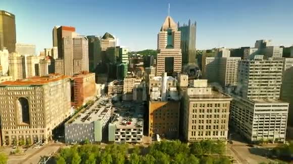 匹兹堡市中心的飞机视频的预览图