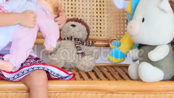 维希凡卡广场的小女孩扶手椅上有玩具视频的预览图