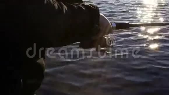 美丽的岩石鲈鱼旋转钓线纺纱捕鱼视频的预览图