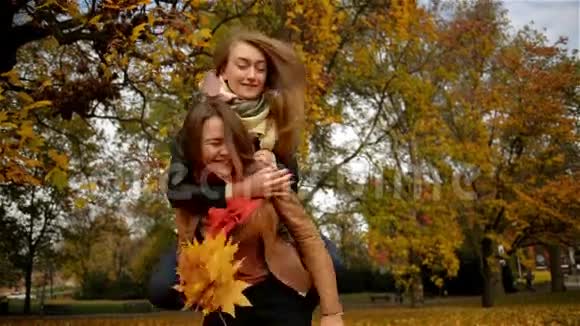 快乐的女人快乐的女人美丽的女友美丽的少女秋天的公园欢笑视频的预览图