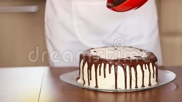 烹饪覆盖巧克力蛋糕视频的预览图