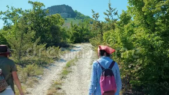 两个女朋友沿着小路走爬上了高山高原视频的预览图