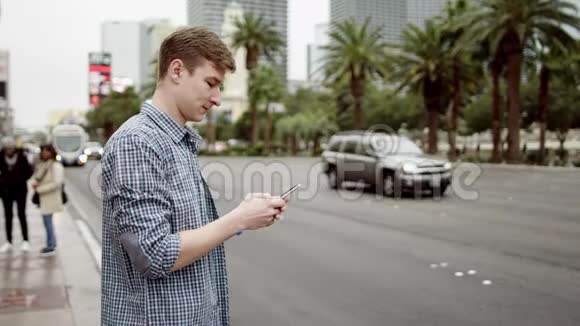 年轻人在街上发短信视频的预览图
