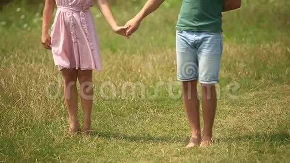 漂亮的夫妇在田里跳舞彼此享受微笑夏天的天气浪漫的阁楼慢动作视频的预览图