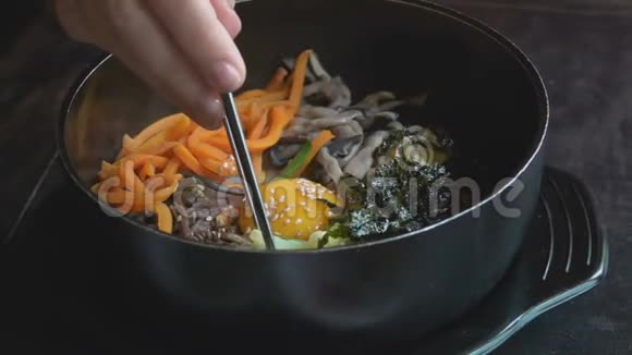 用筷子吃传统的韩国菜肴亚洲正宗美食视频的预览图