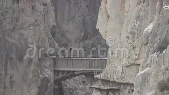 从最后一座桥上缩小路线终点视频的预览图
