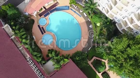 多层酒店建筑背景下的游泳池视频的预览图