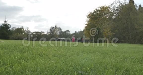 小女孩穿过草地走向视频的预览图