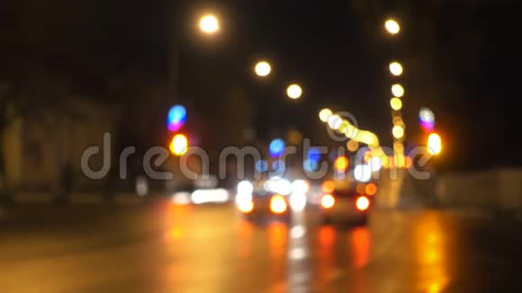 夜城路的灯火汽车和红绿灯视频的预览图