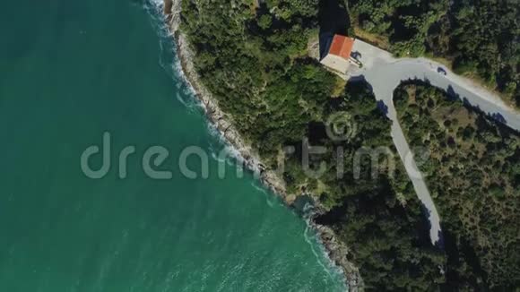 意大利东海岸的白岩和蓝海阿普利亚巴里维斯特亚得里亚海贝尔洞圣费利斯视频的预览图