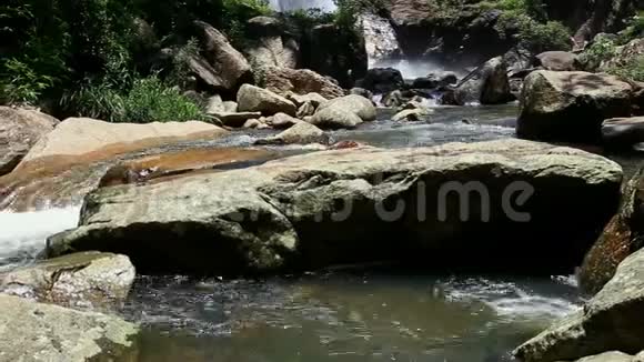 山河在石头间流得很快视频的预览图