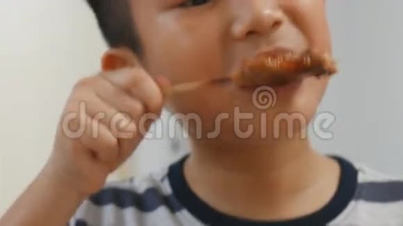 亚洲男孩在家吃猪肉烧烤视频的预览图