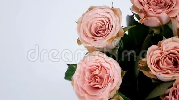 特写从上方观看鲜花花束旋转鲜花组成玫瑰卡布奇诺神的美视频的预览图
