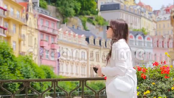 年轻女子为欧洲城市拍照高加索游客在欧洲享受她的欧洲暑假视频的预览图