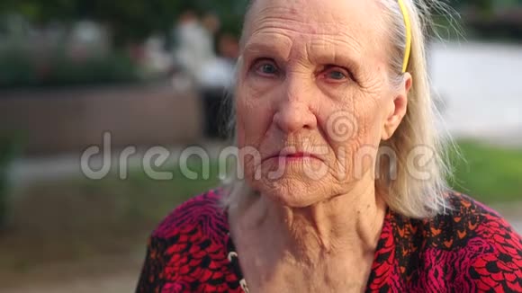 一个长着皱纹的老妇人的特写脸视频的预览图