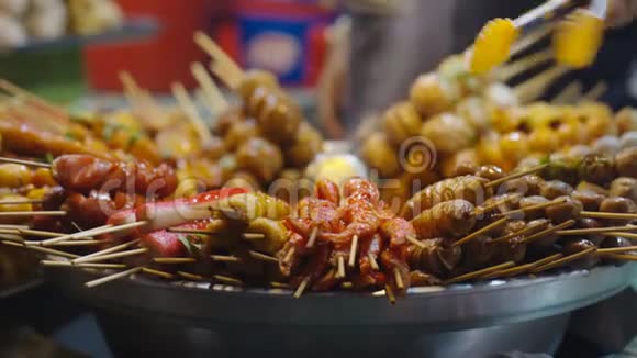 亚洲街头美食烤海鲜和香肠视频的预览图
