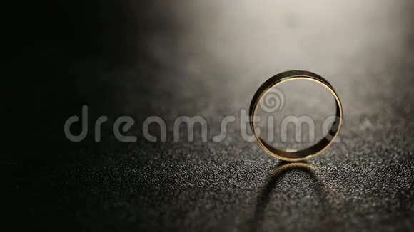 结婚戒指在桌子上视频的预览图