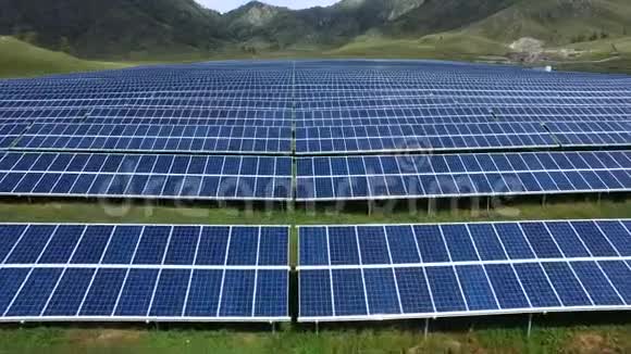山上太阳能电池板农场的鸟瞰图视频的预览图