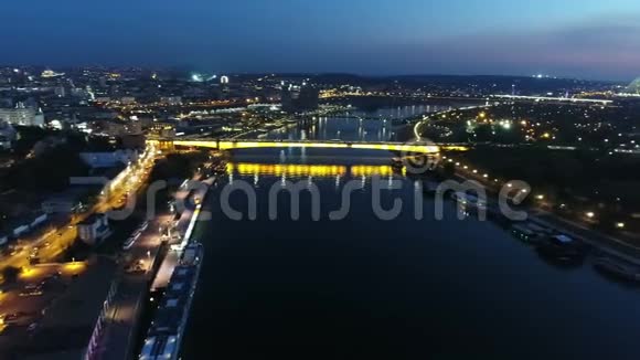 夜晚从河中俯瞰市中心视频的预览图