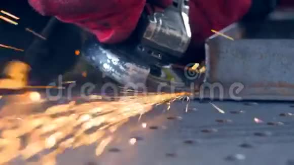 使用磨床的工人很多火花用砂轮机打磨金属视频的预览图